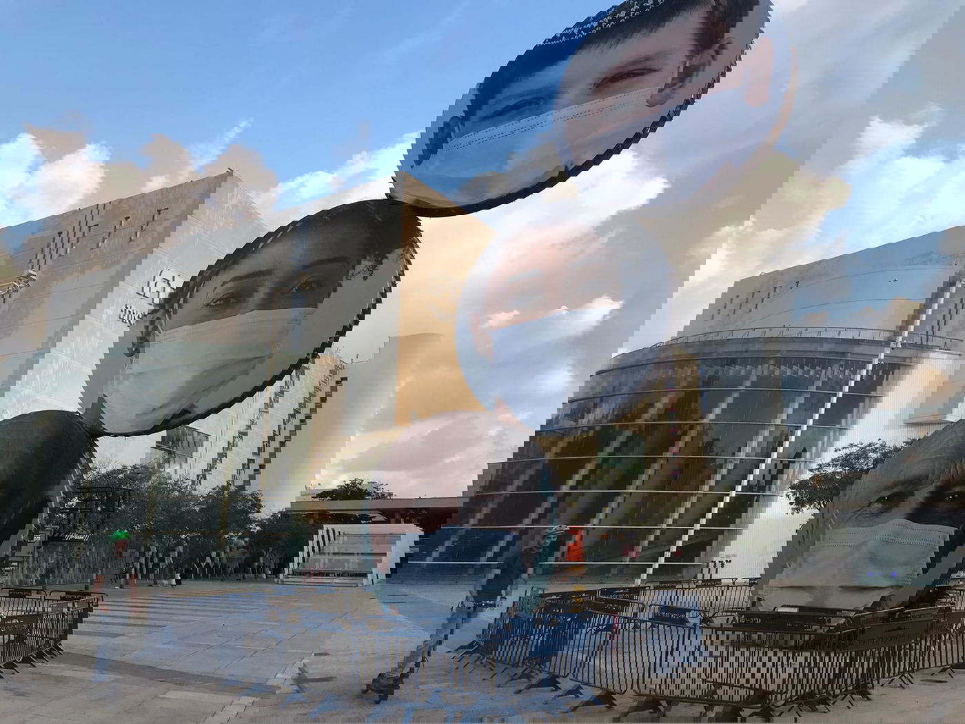 דמויות עם מסכה על הפסל "התרוממות"