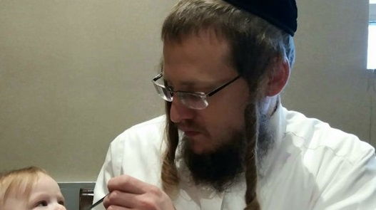 ר' דוד ז"ל, מאכיל את בנו