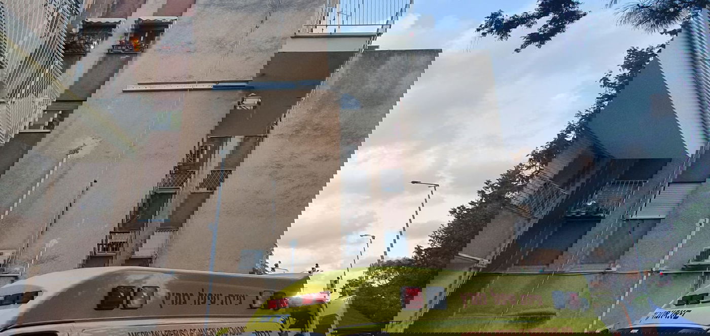 אישה נפלה אל מותה מחור שנפער ברצפת המרפסת