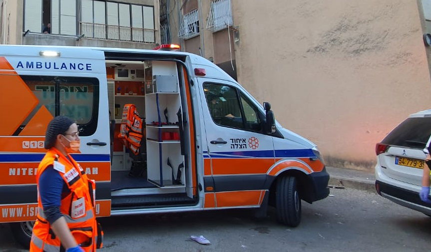 אישה נפלה אל מותה מחור שנפער ברצפת המרפסת