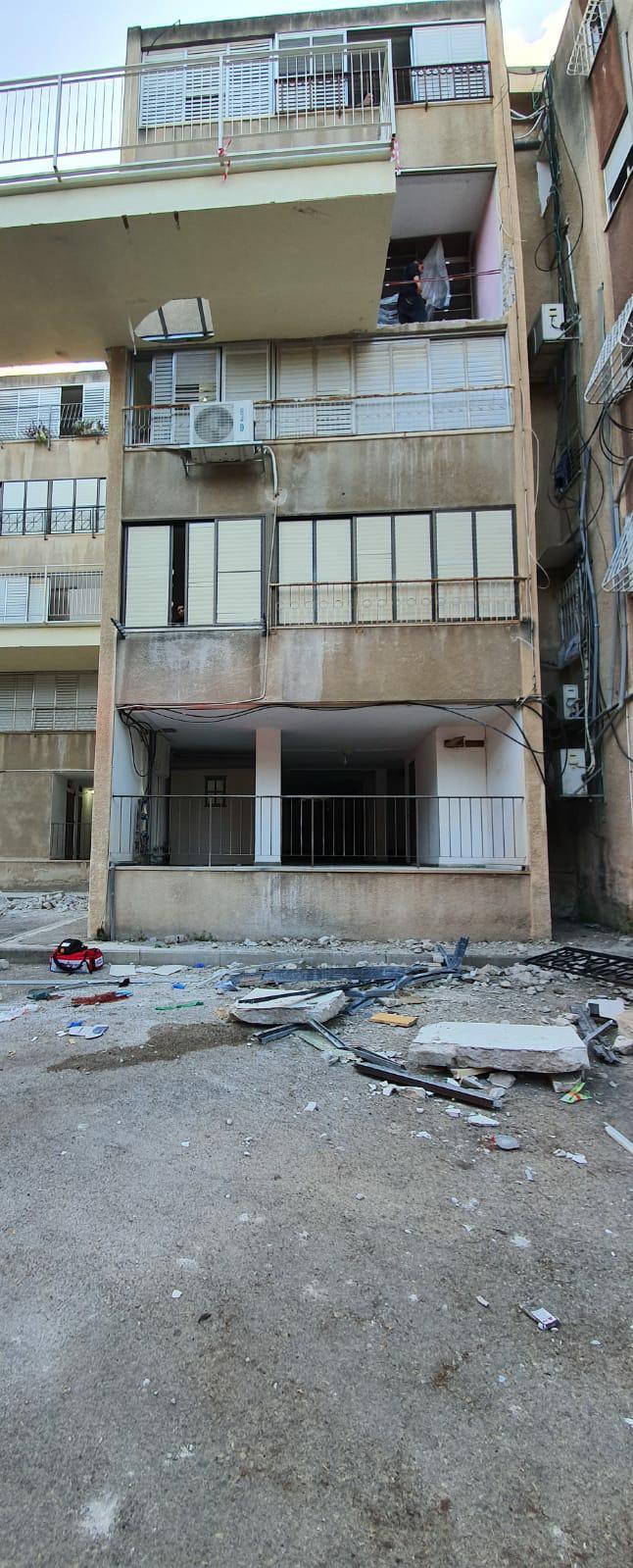 אישה נפלה אל מותה מחור שנפער ברצפת המרפסת