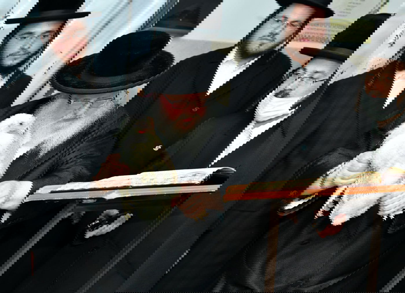 מעמד הכפרות ומנהג ה'תשליך' בחצר הקודש סאסוב