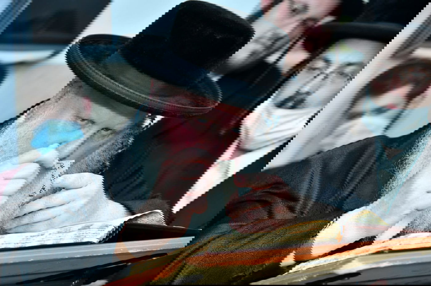 מעמד הכפרות ומנהג ה'תשליך' בחצר הקודש סאסוב