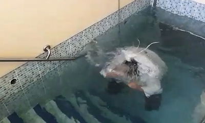 הטבילה במקווה - עם בגדים