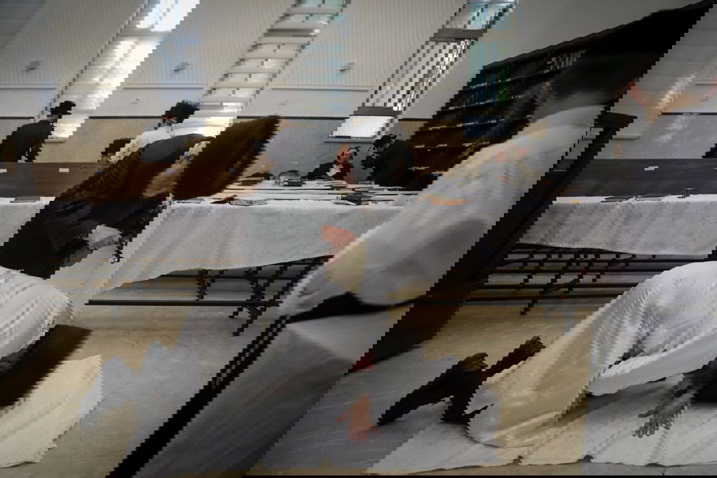 תיעוד: מנהג ה'מלקות' בחצר זוועהיל. צפו