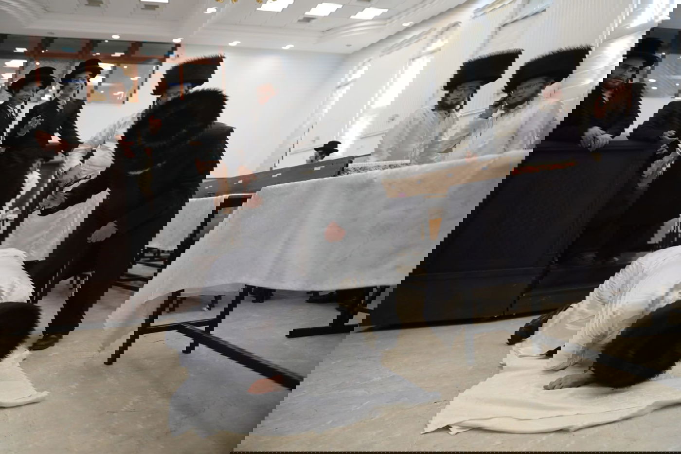 תיעוד: מנהג ה'מלקות' בחצר זוועהיל. צפו