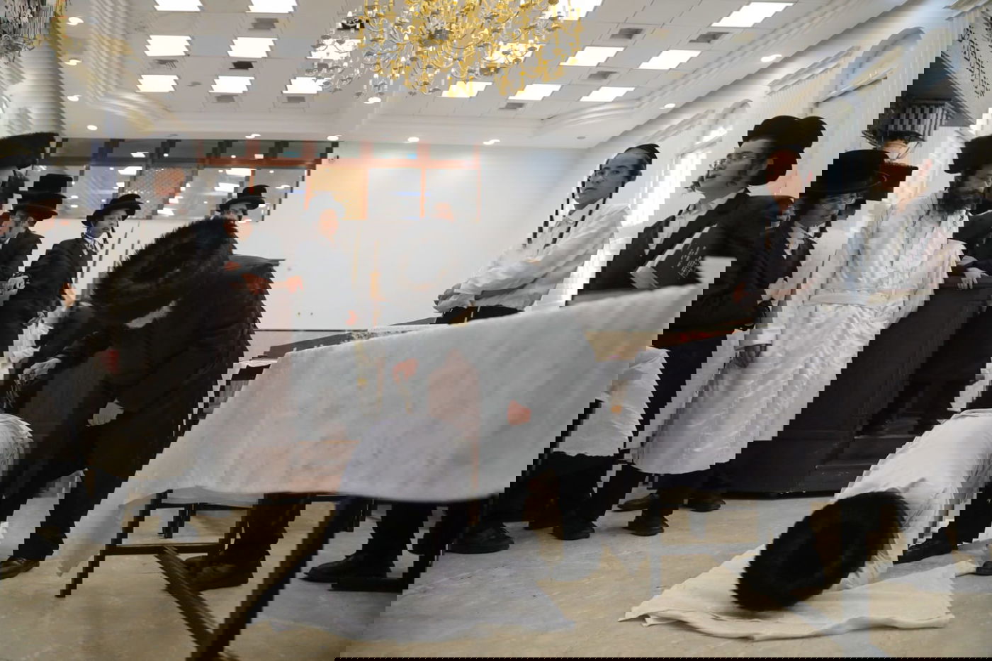 תיעוד: מנהג ה'מלקות' בחצר זוועהיל. צפו