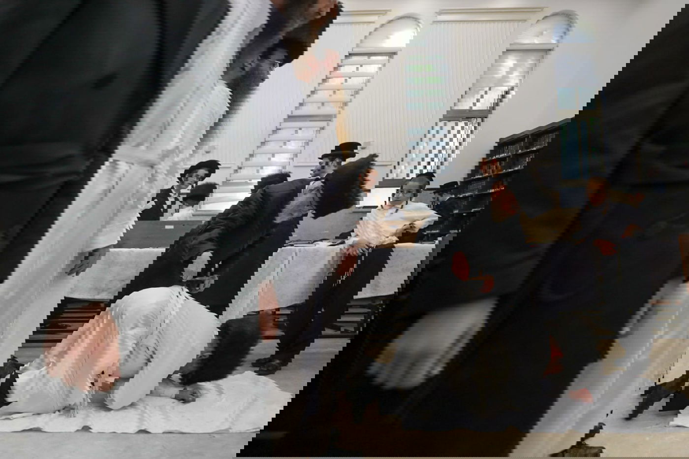 תיעוד: מנהג ה'מלקות' בחצר זוועהיל. צפו