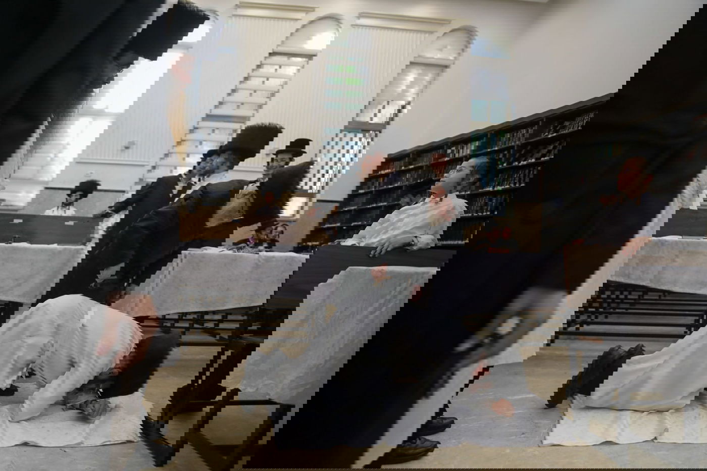 תיעוד: מנהג ה'מלקות' בחצר זוועהיל. צפו