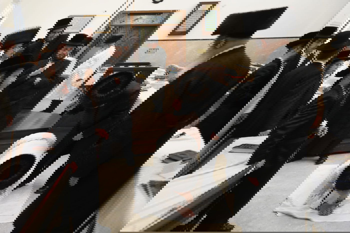 תיעוד: מנהג ה'מלקות' בחצר זוועהיל. צפו