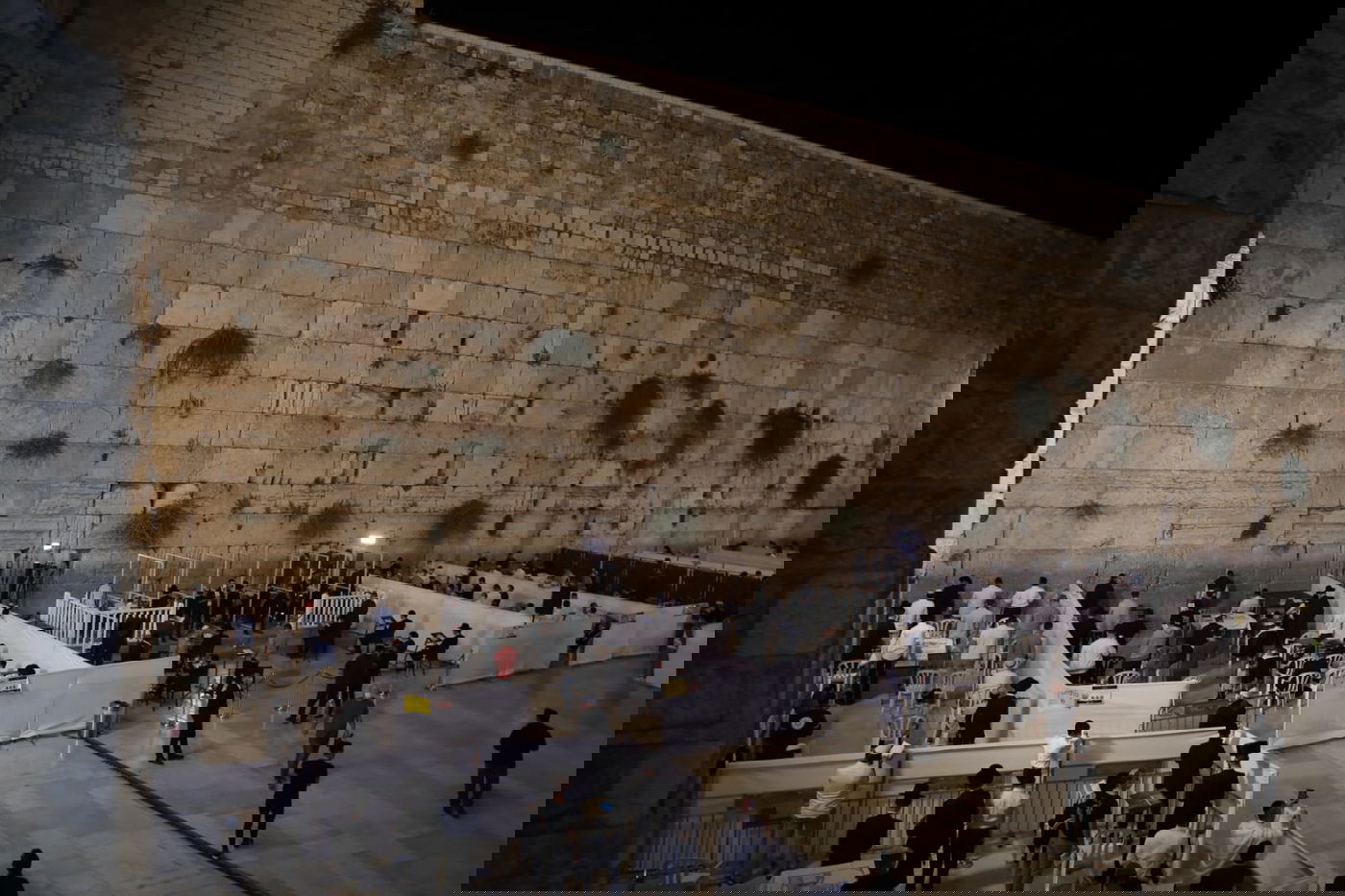 במקום רבבות - רק מאות; הסליחות האחרונות בכותל • צפו