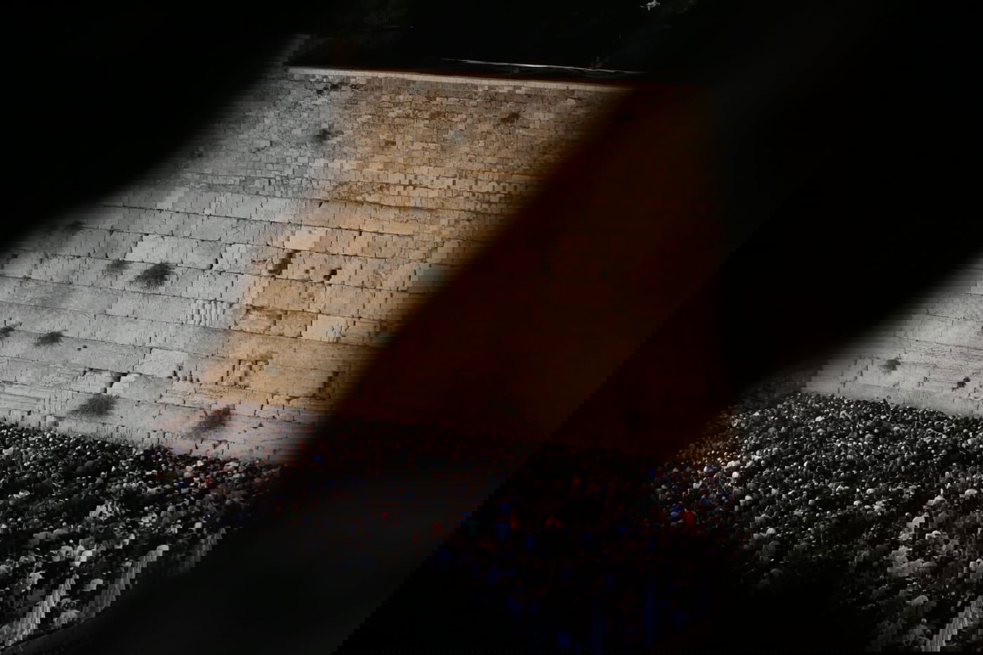 במקום רבבות - רק מאות; הסליחות האחרונות בכותל • צפו