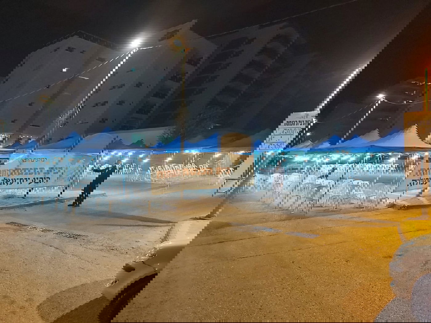 כך התפללו רבבות, בהתאם להנחיות, עם חב"ד