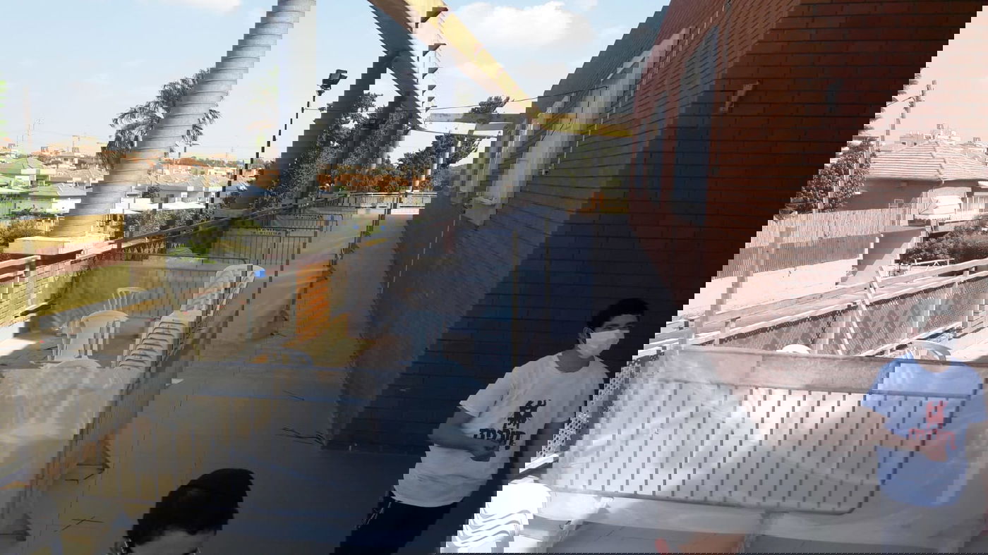 כך התפללו רבבות, בהתאם להנחיות, עם חב"ד