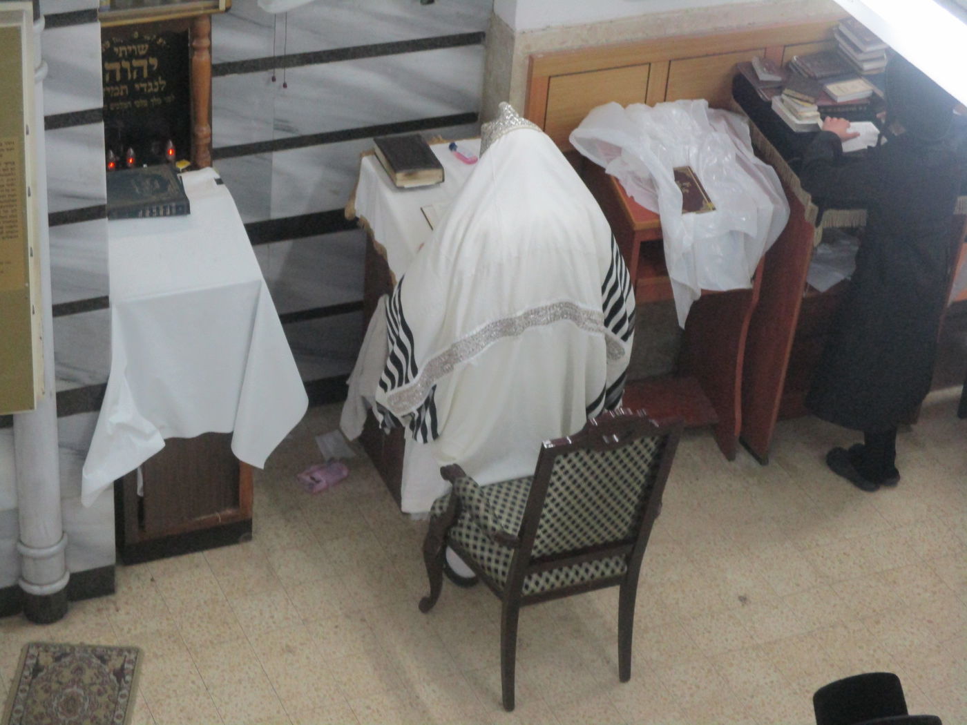 מוצאי יום כיפור בחצרות קוזמיר וטעמשוואר