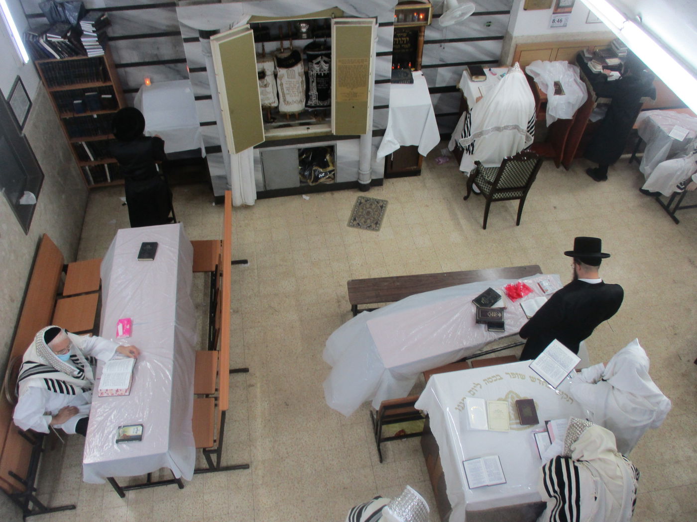 מוצאי יום כיפור בחצרות קוזמיר וטעמשוואר