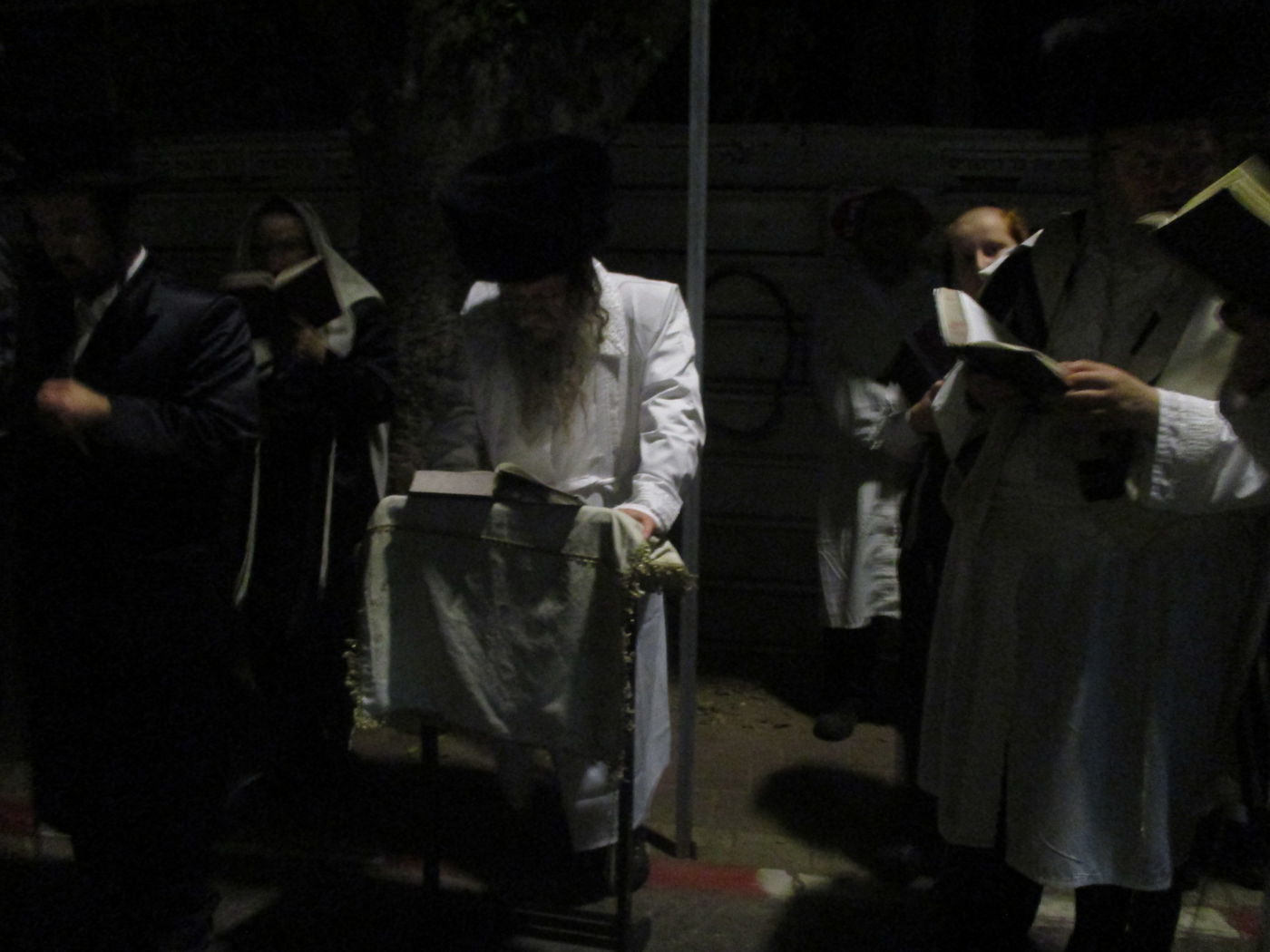 מוצאי יום כיפור בחצרות קוזמיר וטעמשוואר