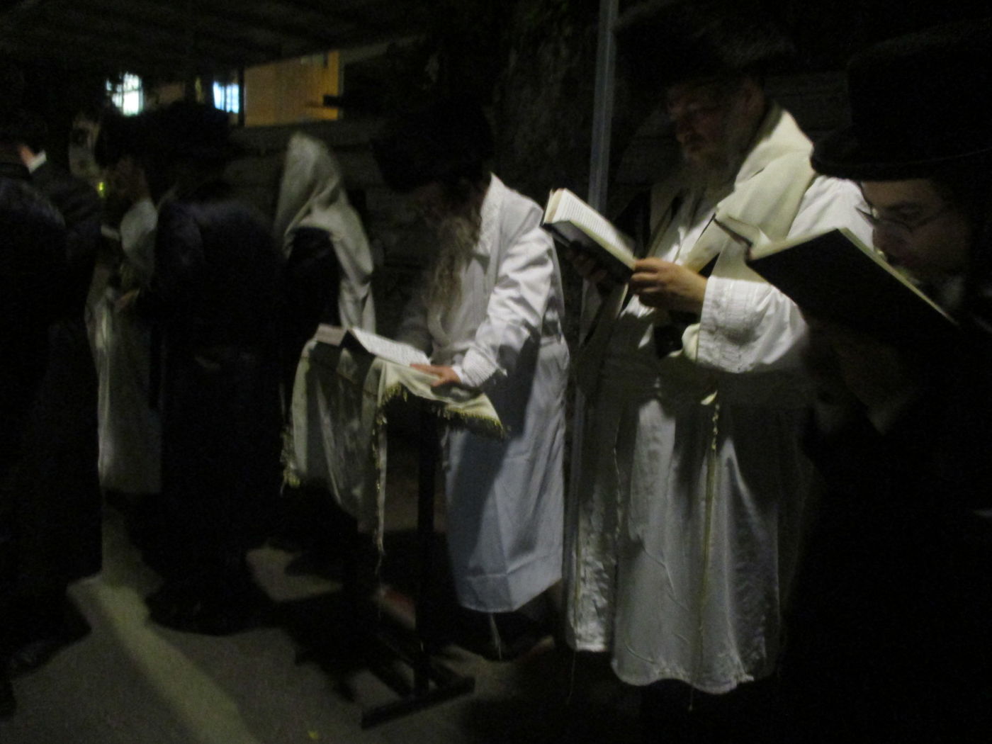 מוצאי יום כיפור בחצרות קוזמיר וטעמשוואר