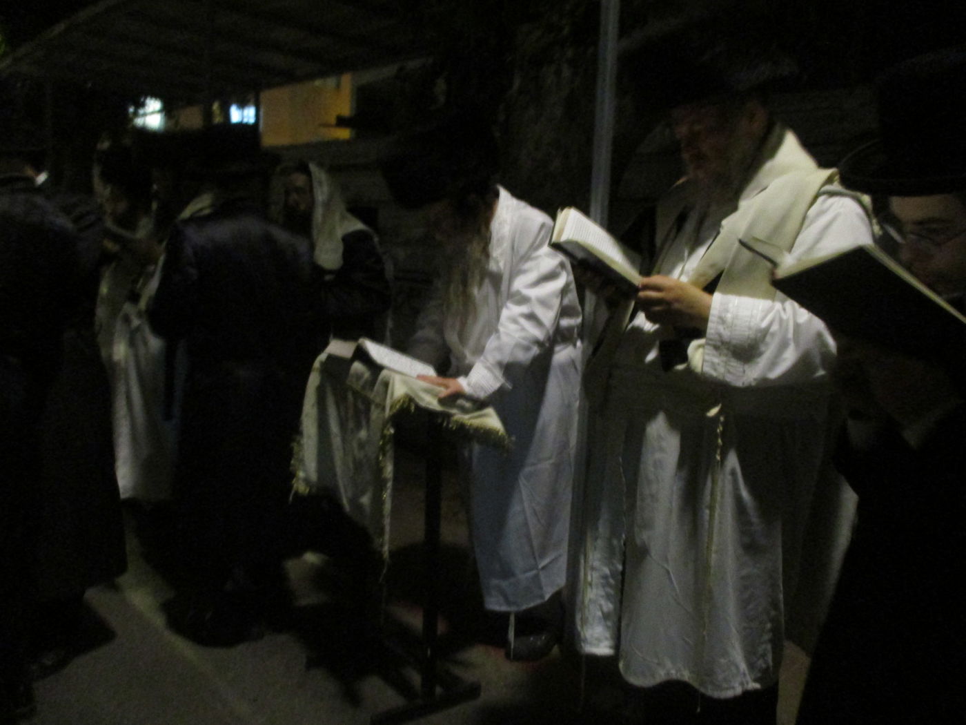 מוצאי יום כיפור בחצרות קוזמיר וטעמשוואר