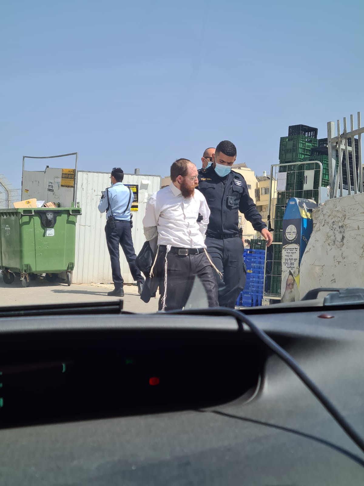 חמישה עצורים בפשיטה משטרתית על בית כנסת של הפלג