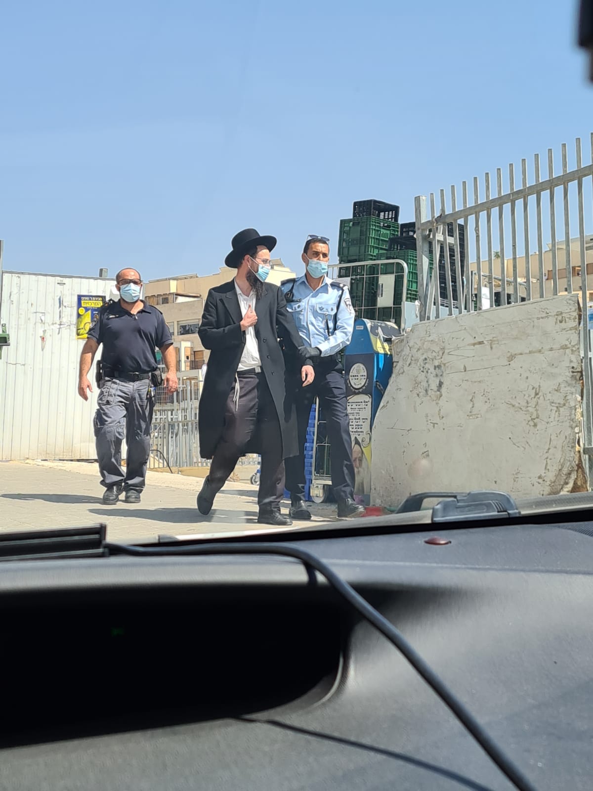 חמישה עצורים בפשיטה משטרתית על בית כנסת של הפלג