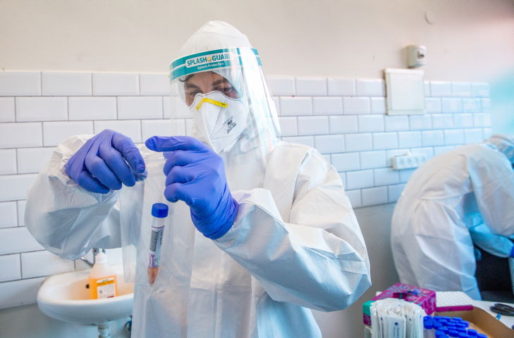 הקורונה ממשיכה להתפשט: 13 נפטרו היום