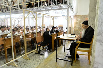 הגאון רבי יהודה עדס במסירת שיעור מתוך קפסולה