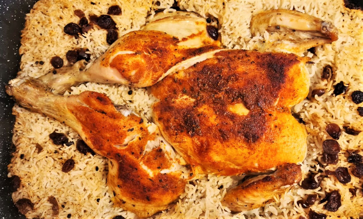 עוף שלם אפוי על מצע אורז וחמוציות