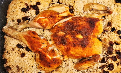 עוף שלם אפוי על מצע אורז וחמוציות