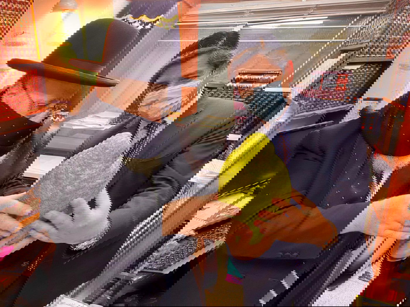 רב הסלבס העניק אתרוג מהודר לראשון לציון