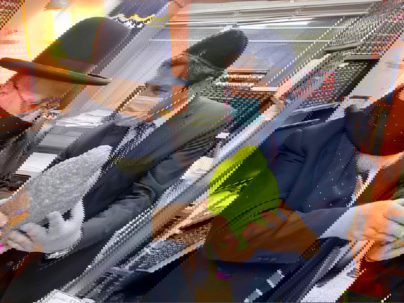 רב הסלבס העניק אתרוג מהודר לראשון לציון