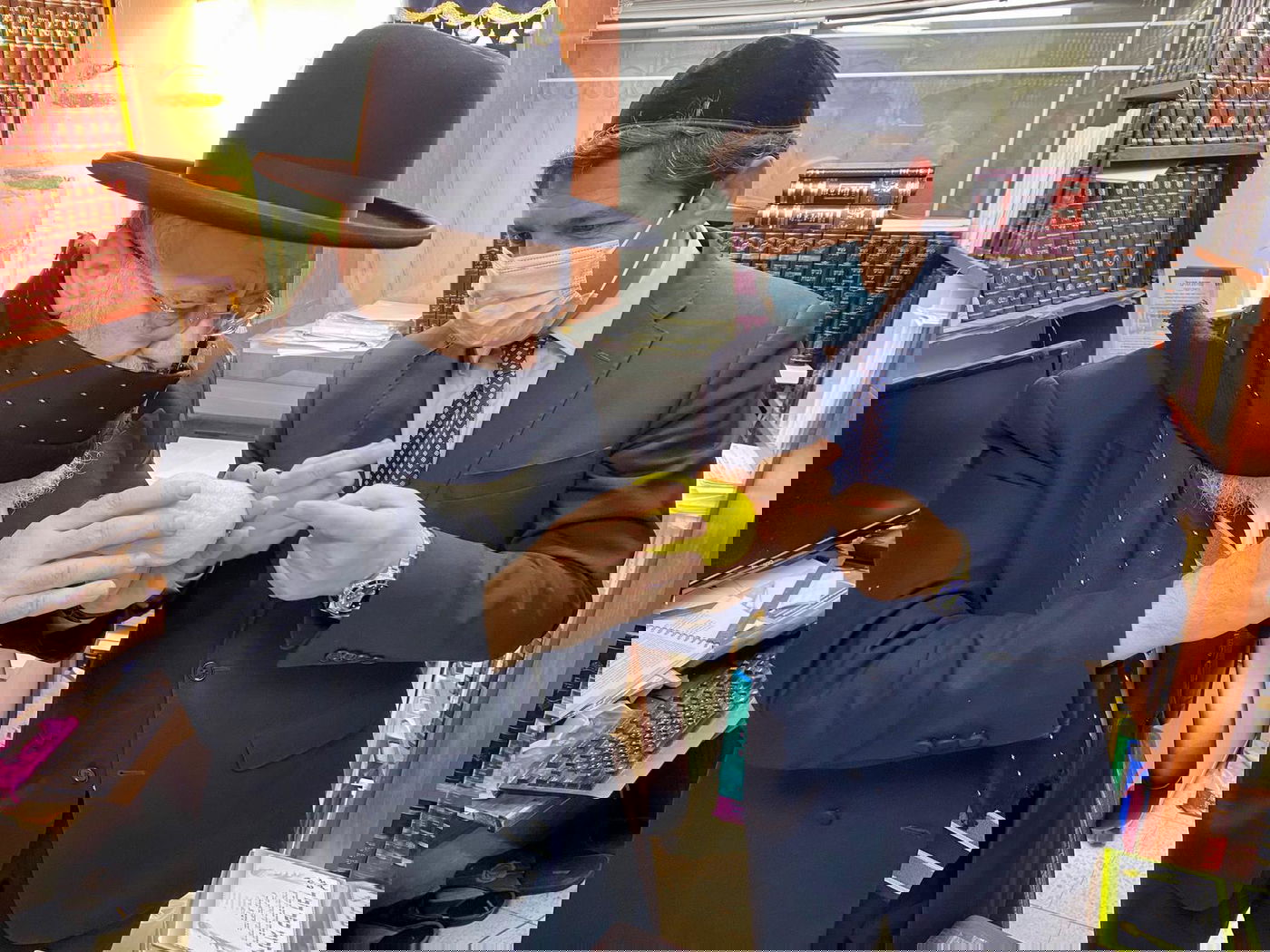 רב הסלבס העניק אתרוג מהודר לראשון לציון