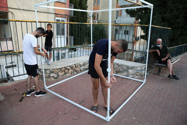 בניית סוכה בצפת