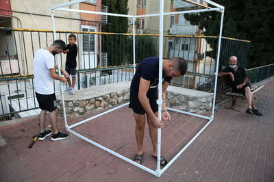 בניית סוכה בצפת