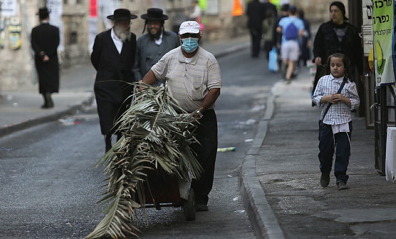 היערכות לסוכות במאה שערים. אילוסטרציה