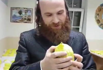 הרב קרלינסקי עם האתרוג