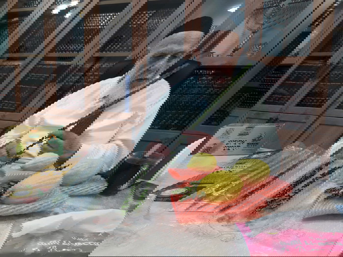 נשיא המועצת הגר"ש כהן בוחר ד' המינים