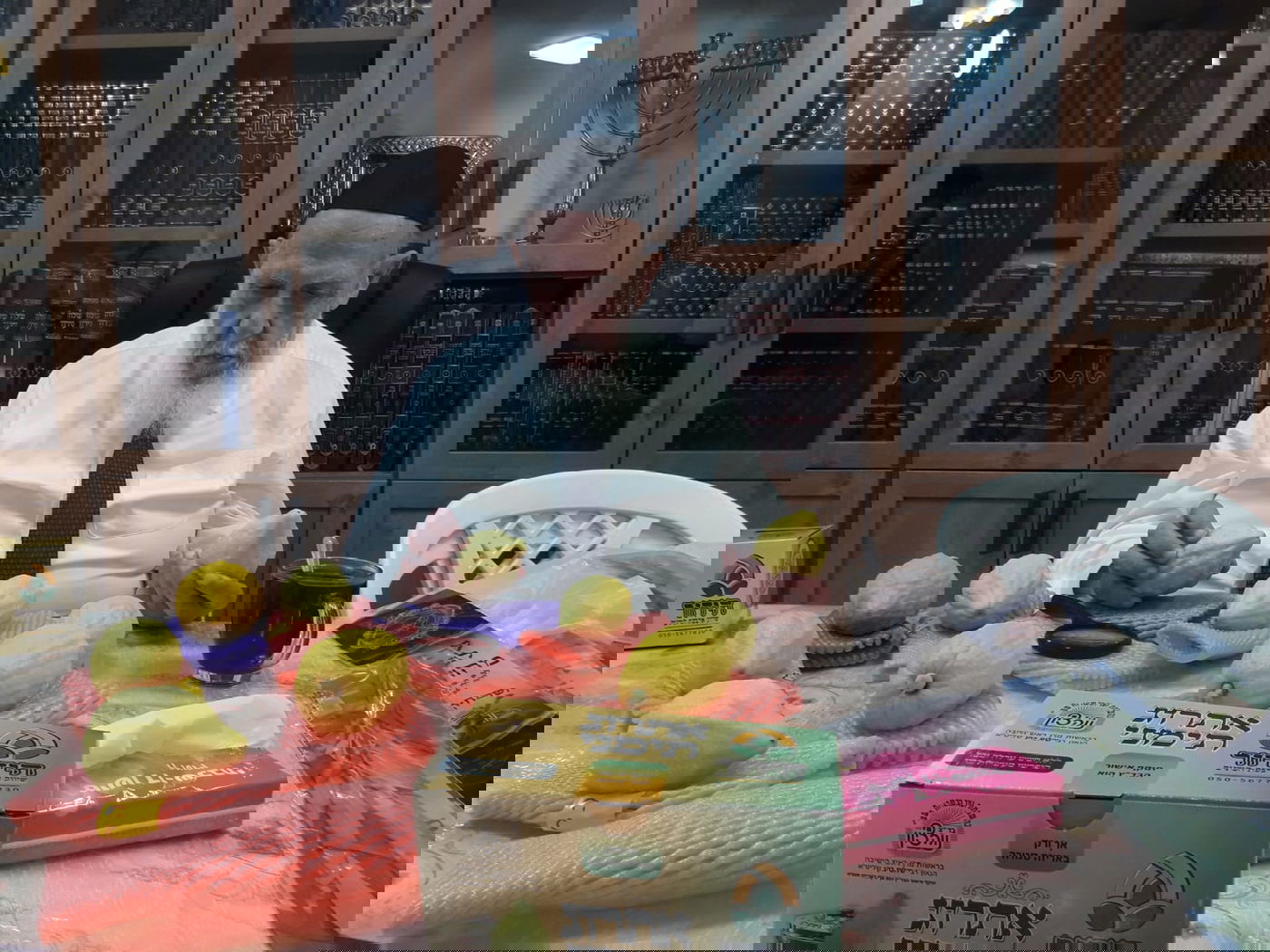 נשיא המועצת הגר"ש כהן בוחר ד' המינים