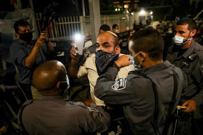 אלימות בהפגנות השמאל; עשרות עצורים