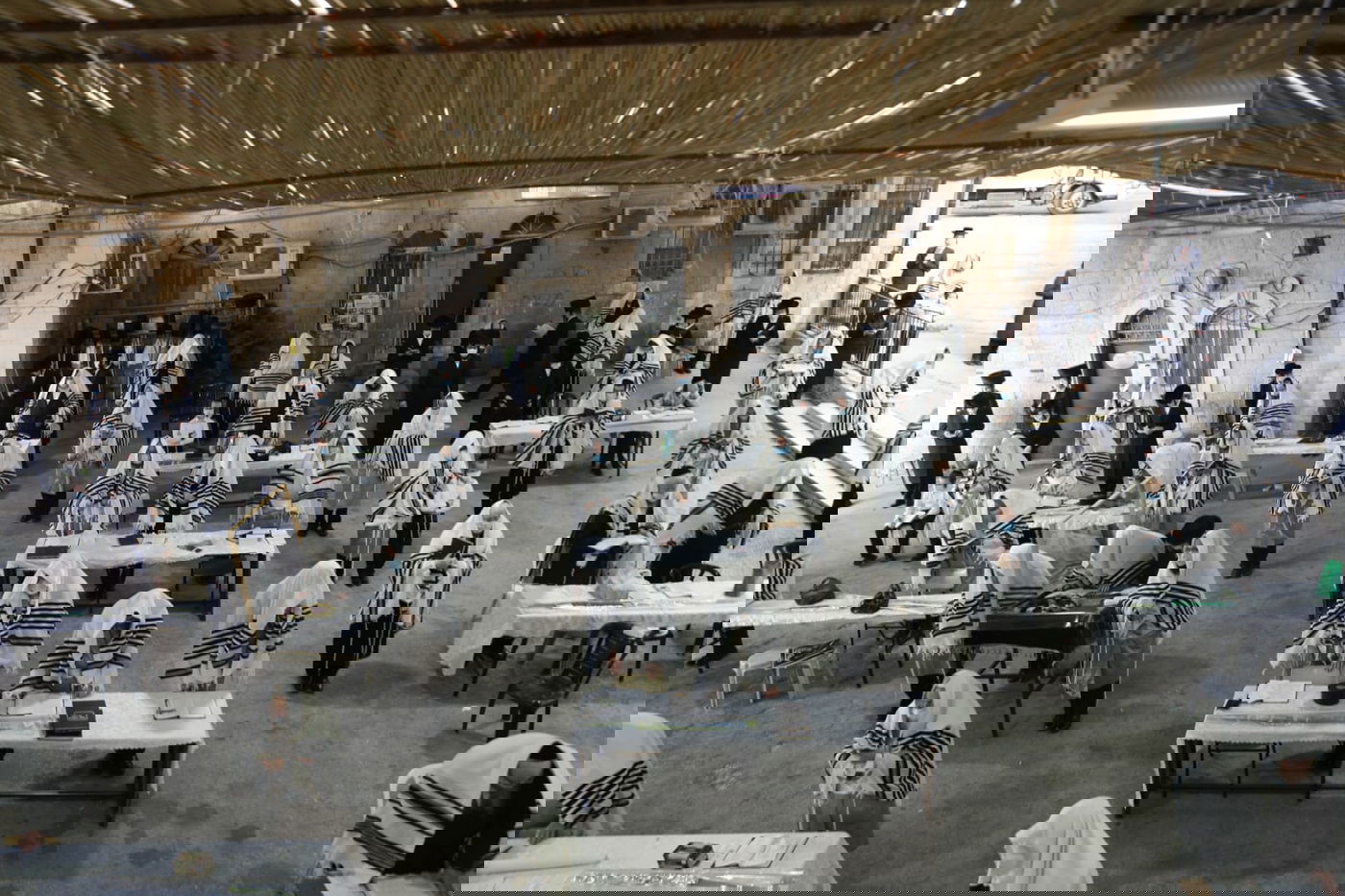 בהתאם להנחיות: תפילת חול המועד בקרלין