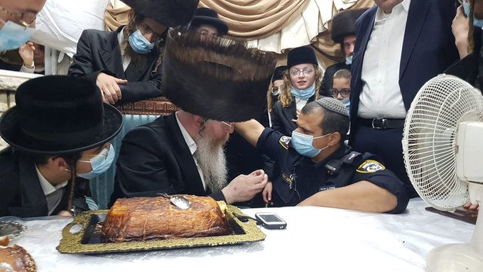 השוטרים עם האדמו"ר, אמש