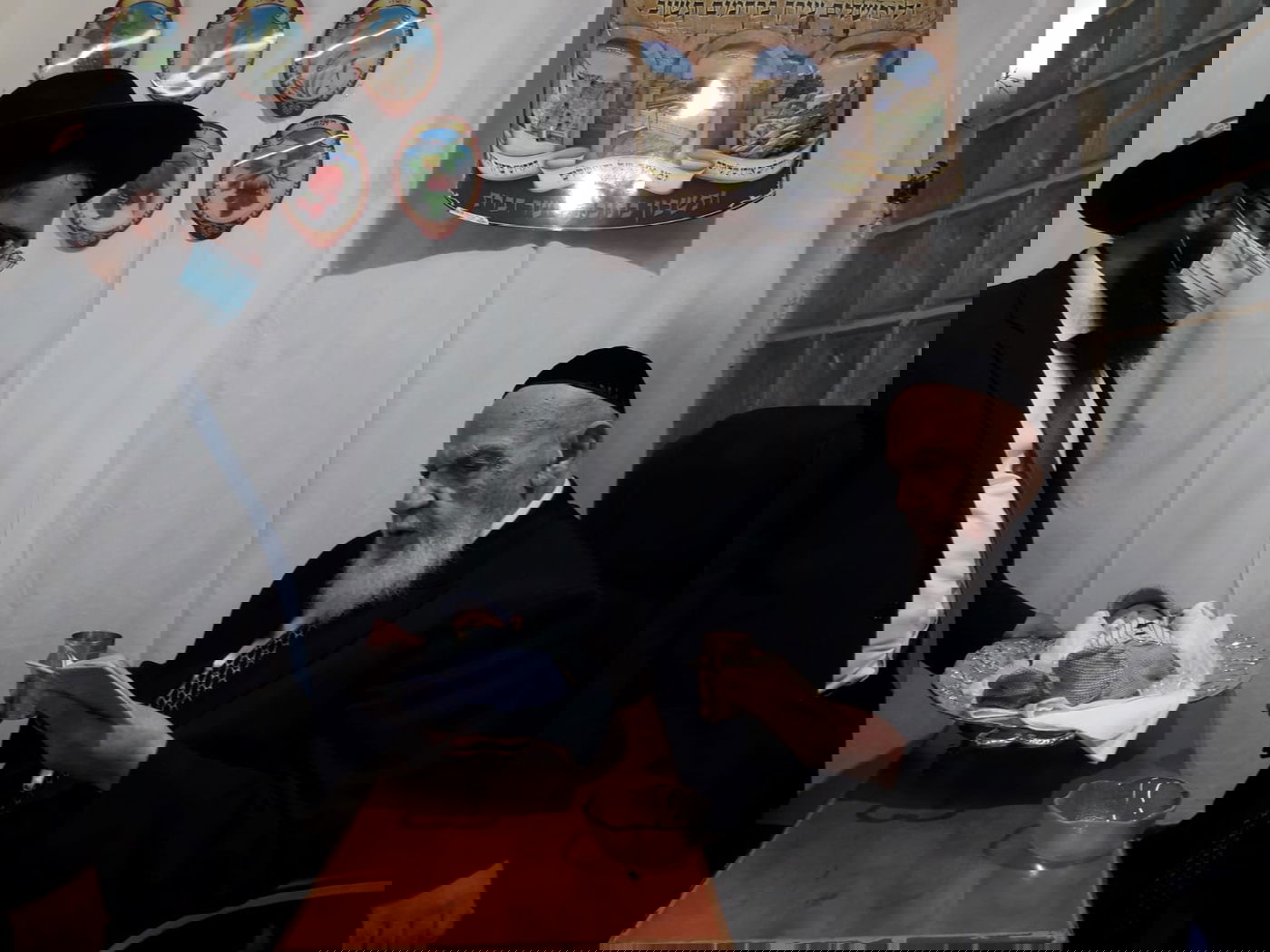 בסוכה, ללא קהל: נשיא המועצת בפדיון הבן