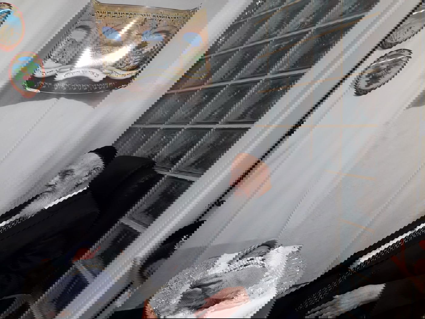 בסוכה, ללא קהל: נשיא המועצת בפדיון הבן