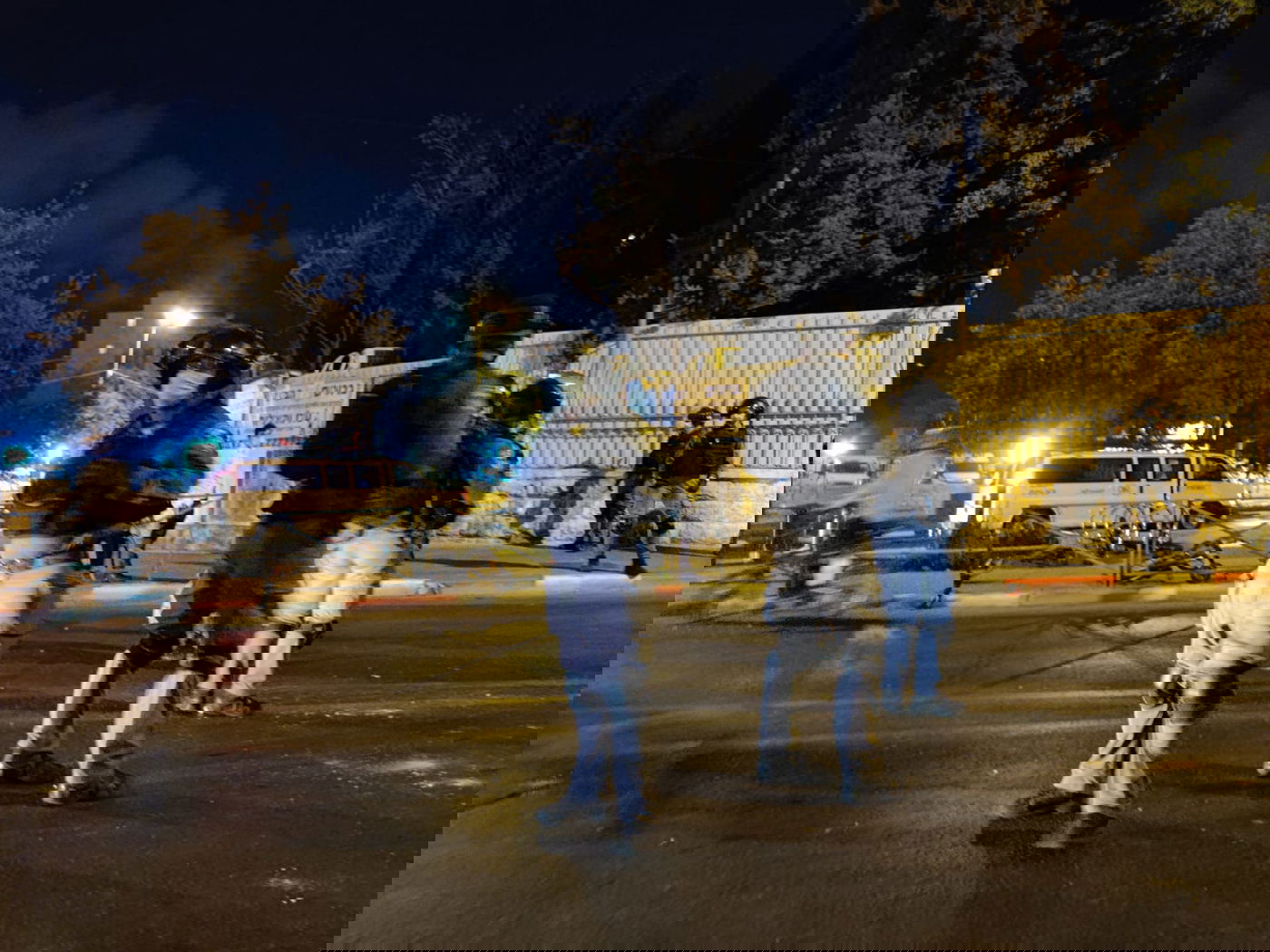 צפו: עשרות לוחמים פושטים על מאה שערים