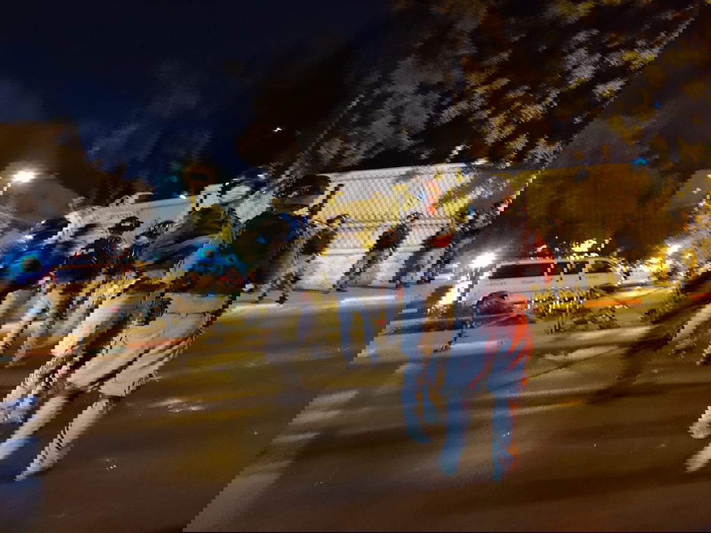 צפו: עשרות לוחמים פושטים על מאה שערים