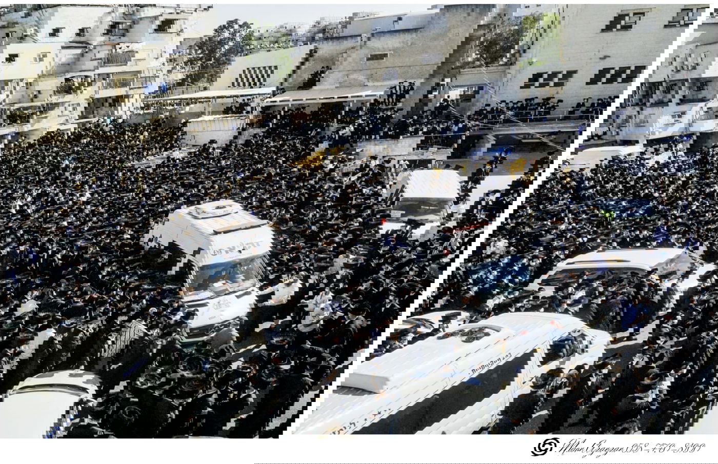 תיעוד: הרבנית האלמנה, בהלוויית האדמו"ר