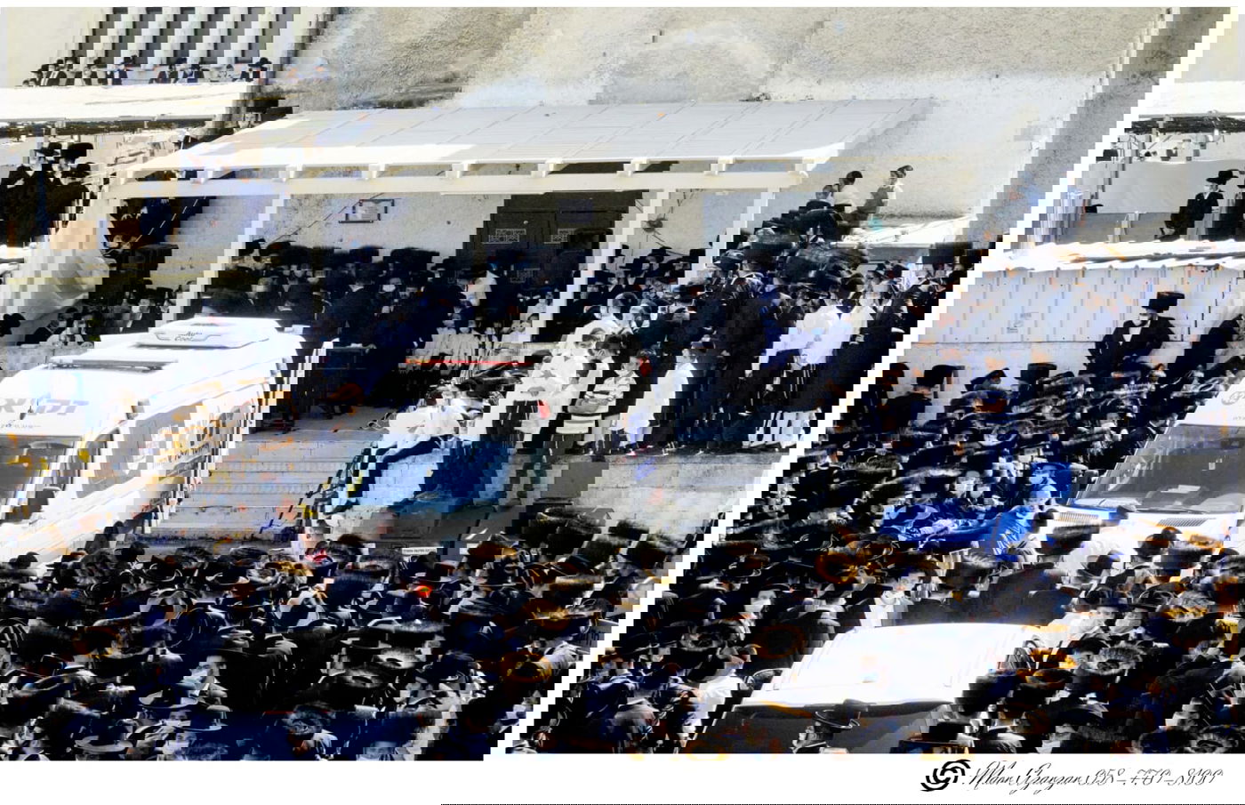 תיעוד: הרבנית האלמנה, בהלוויית האדמו"ר