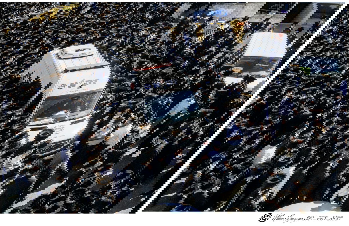 תיעוד: הרבנית האלמנה, בהלוויית האדמו"ר