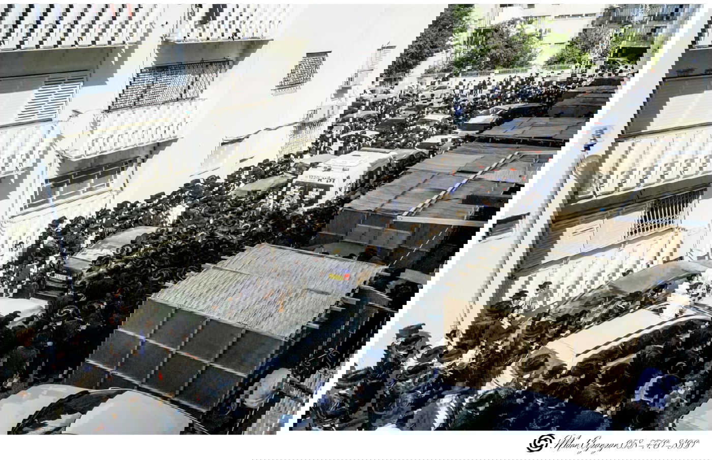 תיעוד: הרבנית האלמנה, בהלוויית האדמו"ר