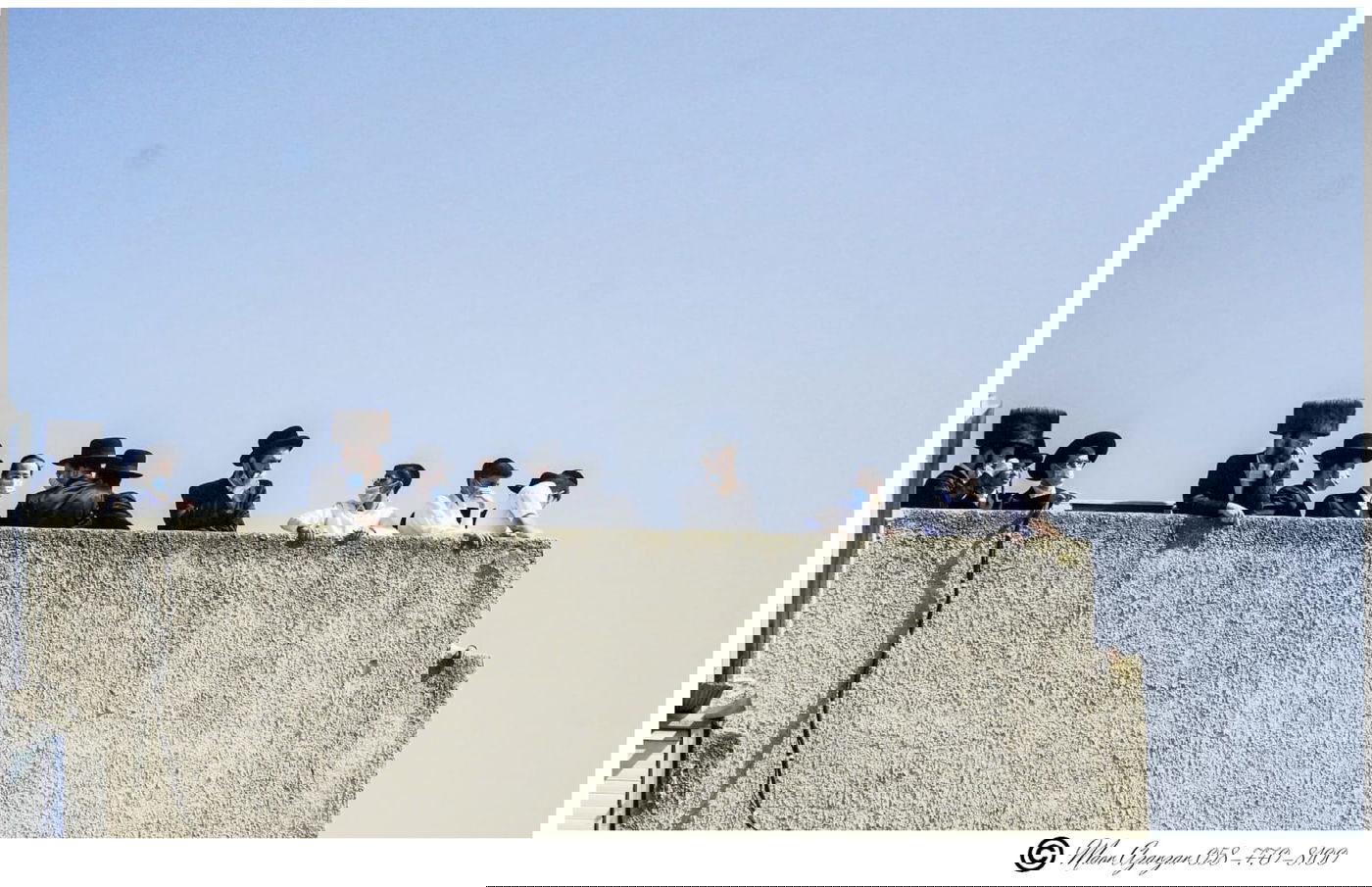 תיעוד: הרבנית האלמנה, בהלוויית האדמו"ר